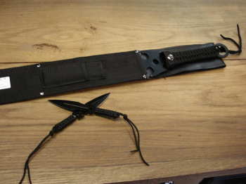 Rückenschwert mit Dolchen
